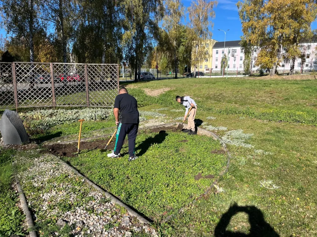 Sedmáci proměnili školní pozemek