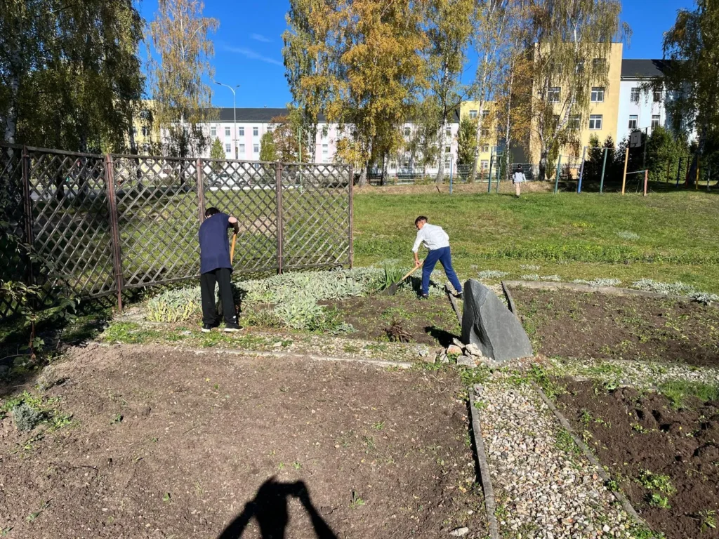 Sedmáci proměnili školní pozemek